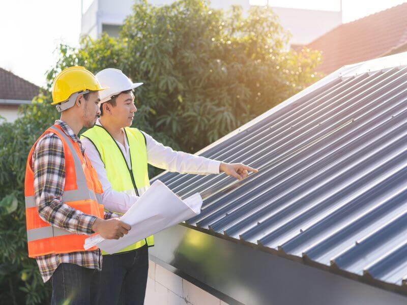 differences between licensed roofing contractors and unlicensed teams 4 licensed roofing contractors assess new metal roof