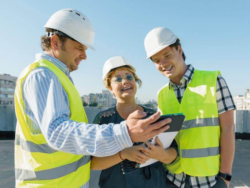 differences between licensed roofing contractors and unlicensed teams 3 group of licensed roofing contractors reviewing site