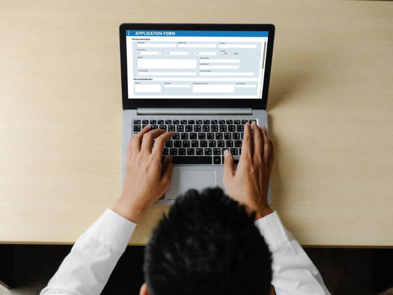 filling out the illinois roofing license application form